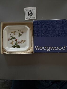 EUC Wedgwood White Wild Strawberry Octagonal Dish bone china made in England